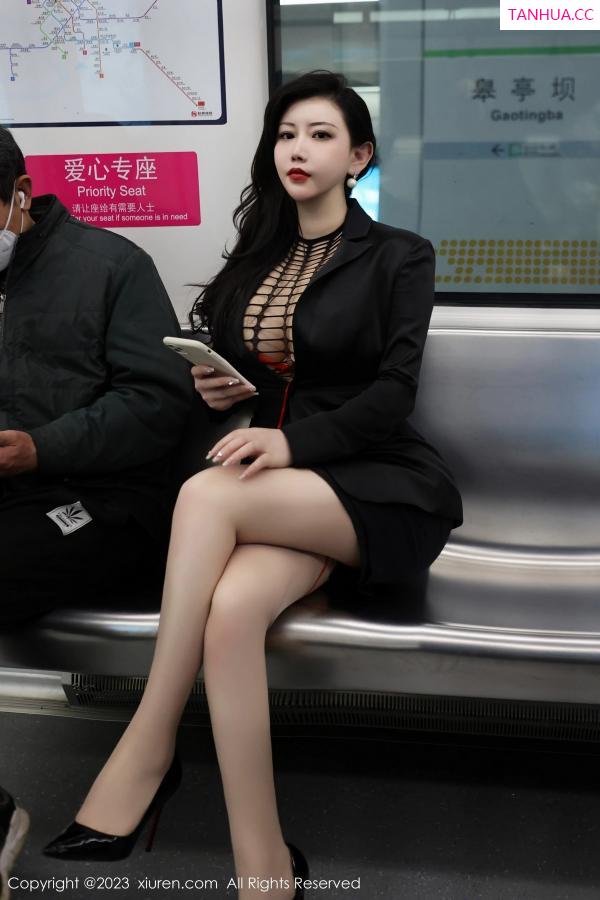 王格 王婉悠 [XiuRen]高清写真图 2023.03.16 No.6421 王婉悠Queen 丝袜OL第17张图片